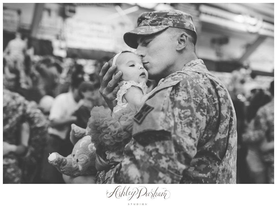 Palm Springs military photographer, twentynine palms homecoming photographer, 29 palms homecoming photographer, fort irwin homecoming photographer, san diego military photographer