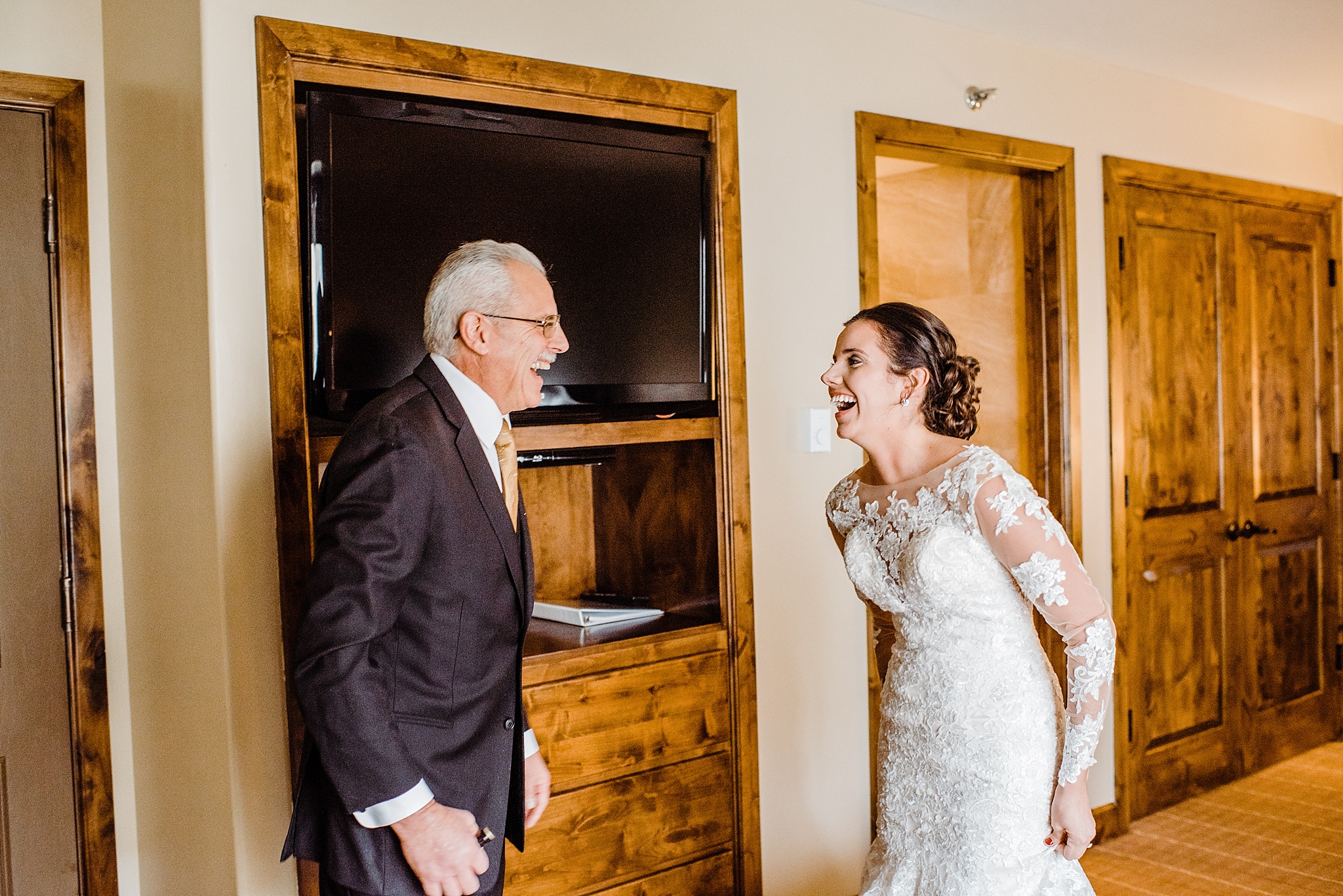 dads first look with daughter at wedding