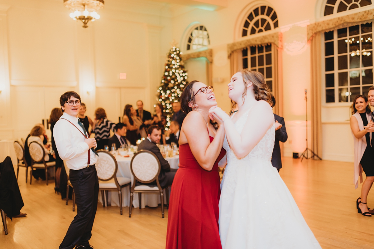reception photos of guests dancing at kenosha wedding