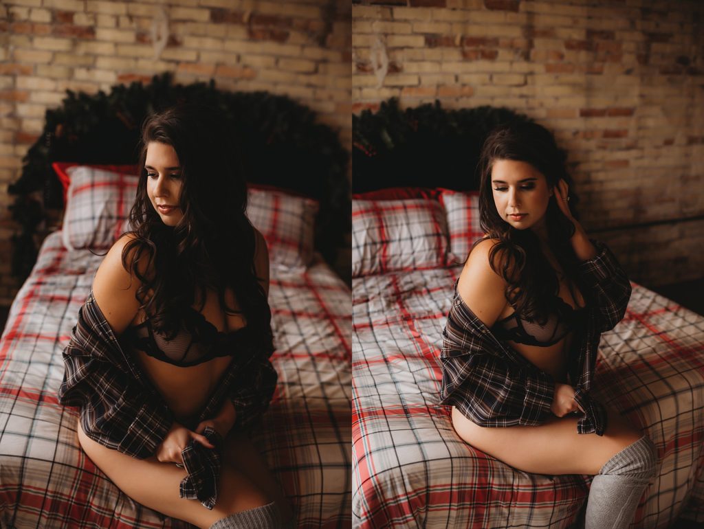 boudoir pose sitting on the edge of the bed