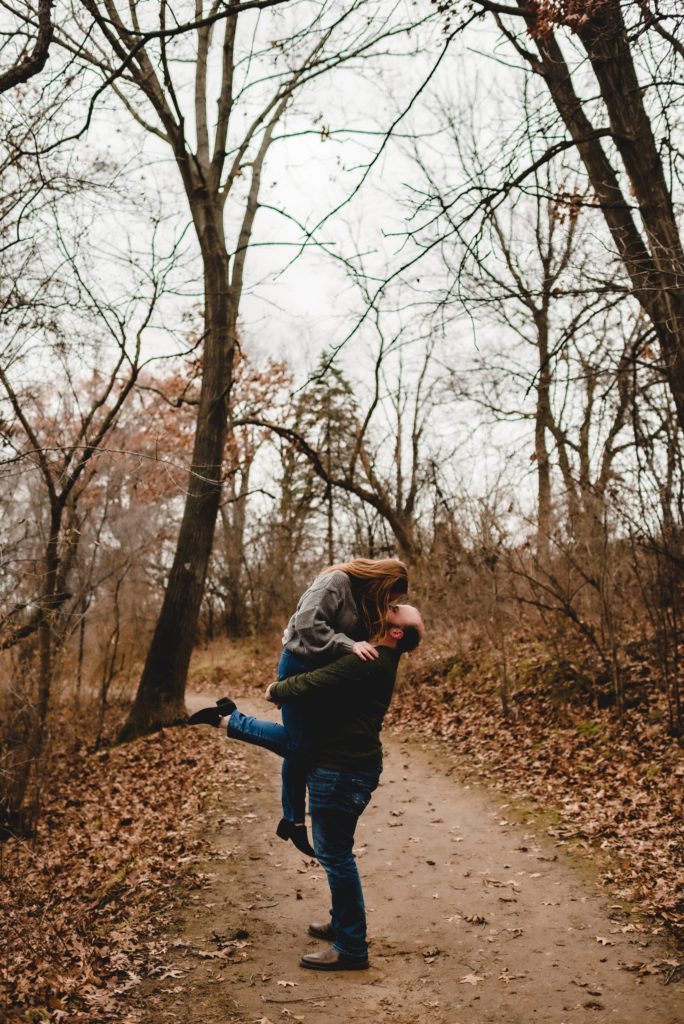 pick her up and kiss her photography pose
