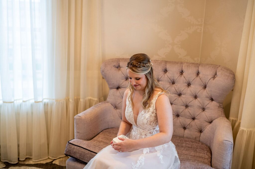 bride getting ready in the bridal suite at the stella hotel in kenosha