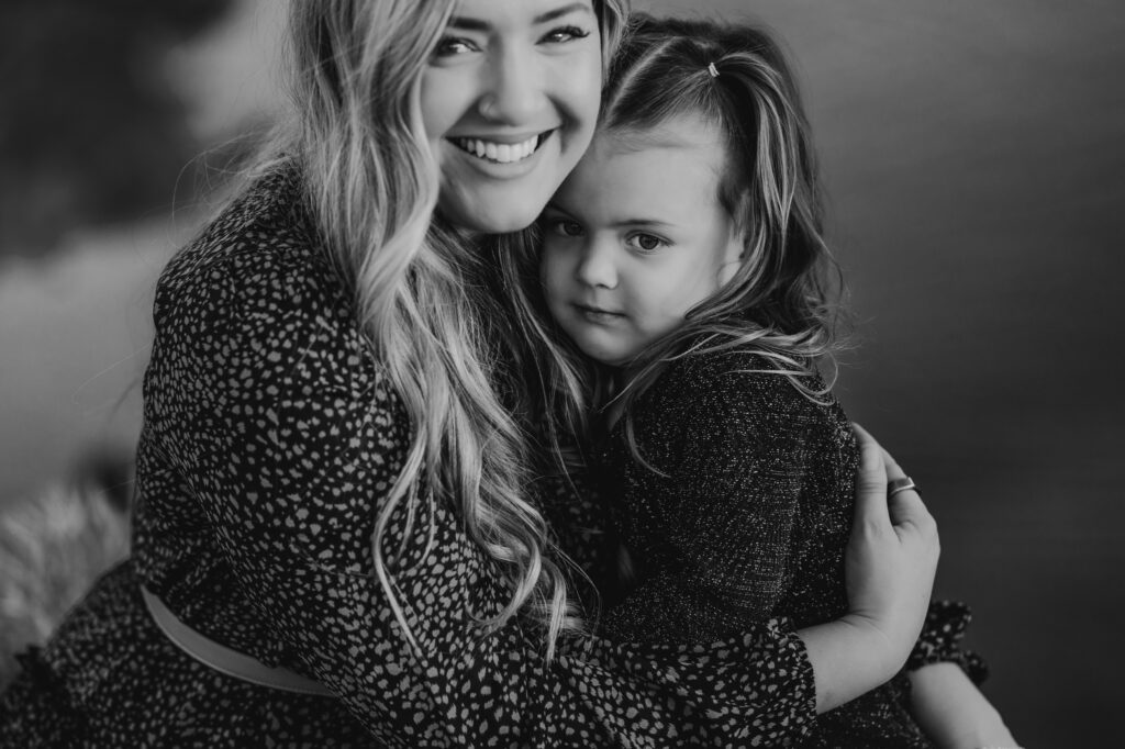 mommy daughter photos next to arizona lake