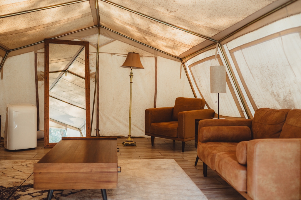 groom's tent at the meadows at schepf farms