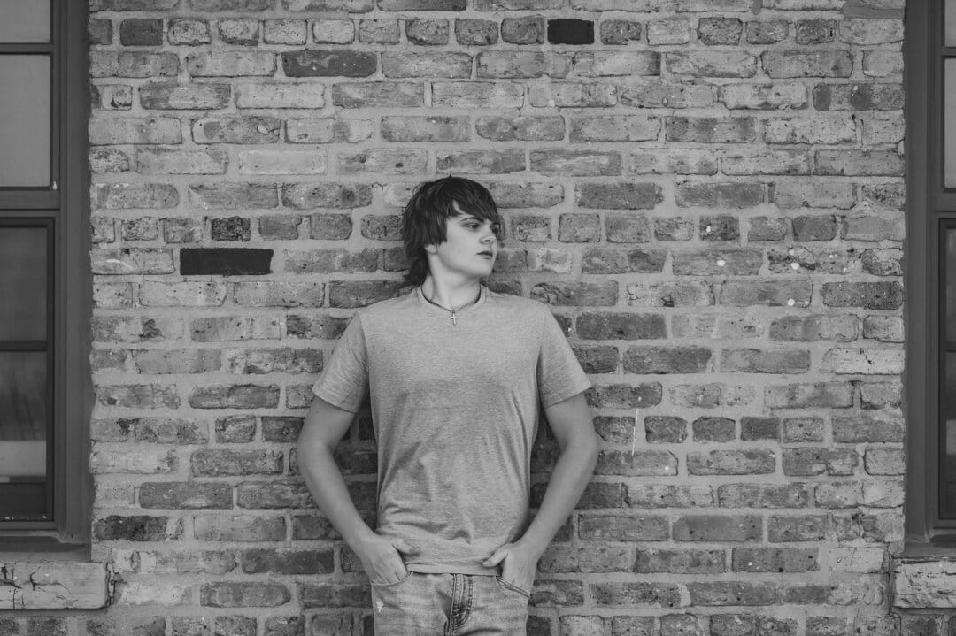 senior boy leaning poses