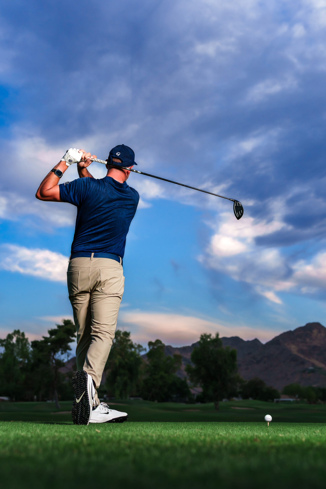 golf portrait of golfer from behind